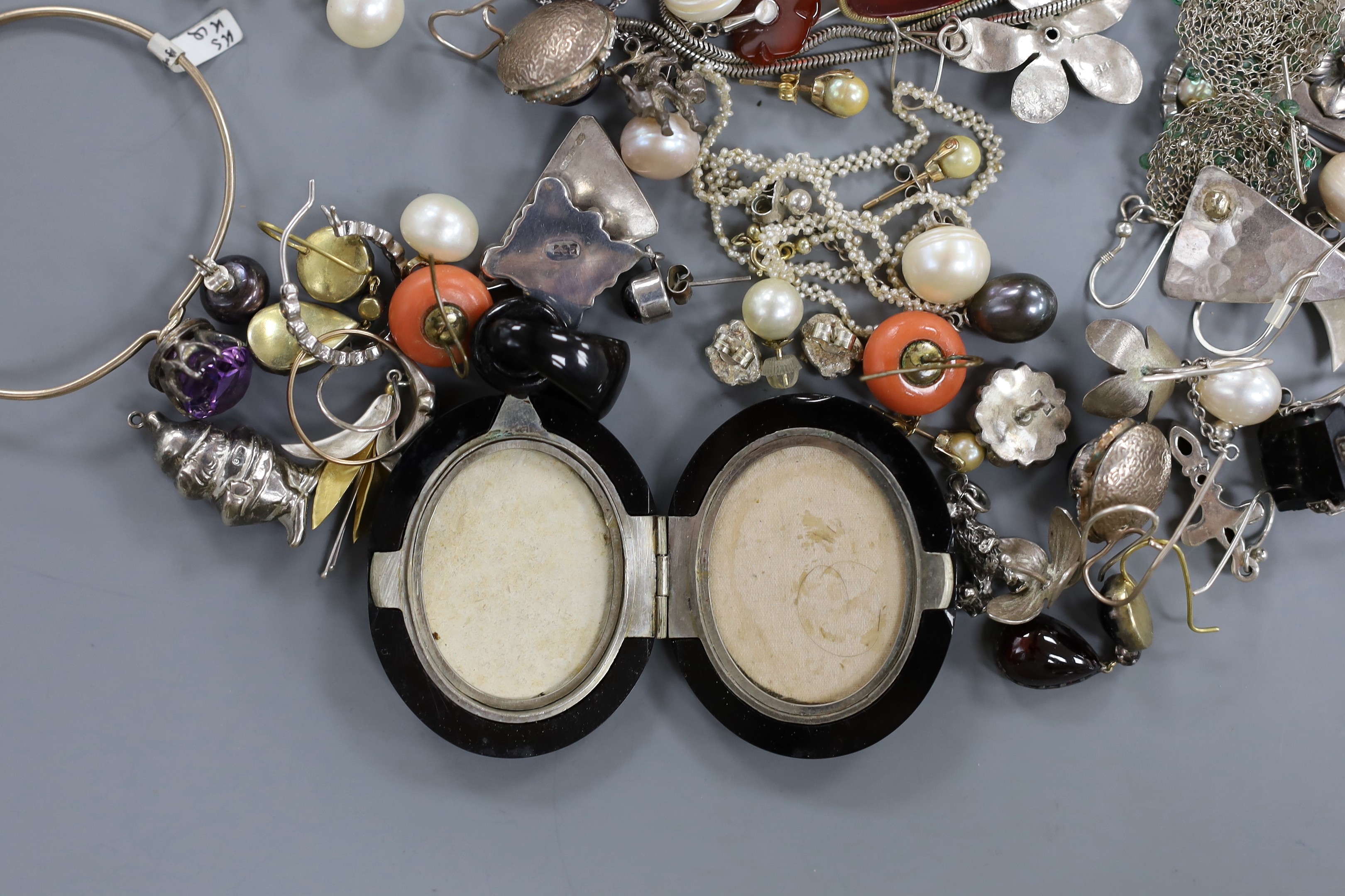 A quantity of mixed jewellery including a pair of 925 and garnet cluster earrings, a jet locket, charms, earrings etc.
